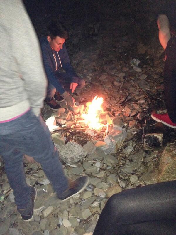 TomLewis16's tweet image. #BearGryllsWannabes #Fire #SamLovesHashtags #