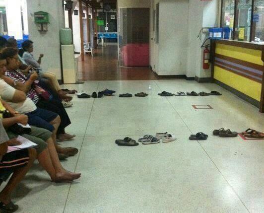 _Paisajes_'s tweet photo. Así es como hace la gente cola en Tailandia. http://t.co/Me6IEkXoXZ