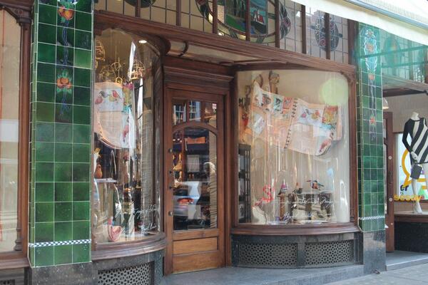 TrulyIrishCraft's tweet photo. Oh I just love the front of this shop.
The Gallery at Anthropologies King's Road. Selvedge's beautiful Pop Up Shop. http://t.co/ggEbOF54lX