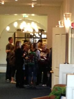 PugetSoundMrsK's tweet photo. #futureloggers You in 4 years? PS Seniors lined up for a chance to dine with President Thomas @univpugetsound http://t.co/9xW4BIi5bW