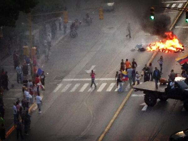 irebabe's tweet photo. Las cacerolas y el grito de fraude suena con fuerza en la Av.Victoria.Protesta ciudadana #CaprilesGanoTibisayMintió http://t.co/FSoo5IrH2b
