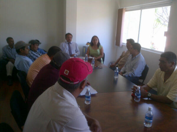 IsidoroYescas's tweet photo. Autoridades electas de Cotzocon reconocen trabajo institucional del Ieepco en la jornada electoral del pasado domingo http://t.co/WVZbSZV3U1