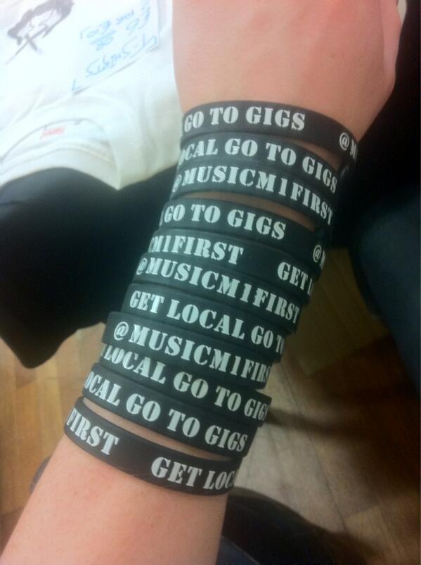 MusicM1First's tweet image. WE ARE AT NORTHUMBRIA STUDENT'S UNION RIGHT NOW! COME VISIT US AND BUY A WRISTBAND (£1) OR A T-SHIRT (£6)

COME NOW!