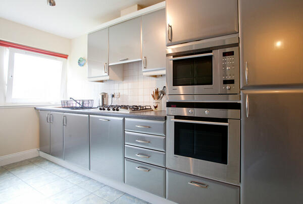 PropertyWright's tweet image. Another property on today, lovely 3 bed flat near Holyrood Park, offers around £180,000 #newonmarket #property