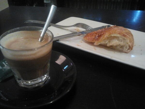 oL_mm's tweet photo. Empezar l dia con cortado y bollito muuuucho mejor!!!! http://t.co/mP4JChiFve