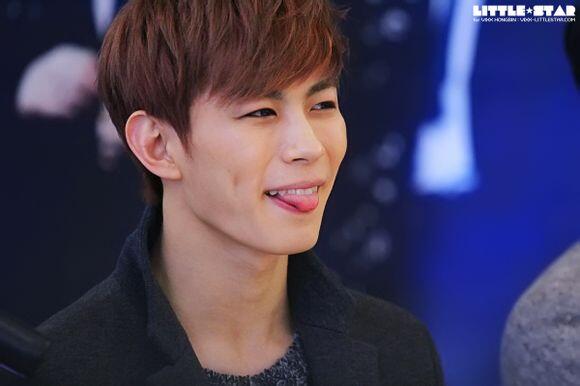 VIXX_Msia's tweet photo. [ 130416 ] 0127 鸿宾 @ 金浦签名会 
- 严禁二改图片 -  
Cr : little star  
转 自 VIXX 百 度 贴 吧 
转载请完整注明以上来源 + @VIXX_Msia http://t.co/XzoQzGVloy