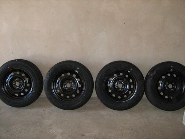 Продам комплект летних абсолютно новых колес kumho. 185/65/r15 диски штампованные 4*100