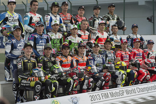 marcmarquez93's tweet photo. Esto está a punto de empezar!!! Todos los pilotos de MotoGP :) / This is about to start!!! All the MotoGP riders :) http://t.co/BMC0ZyjxGe