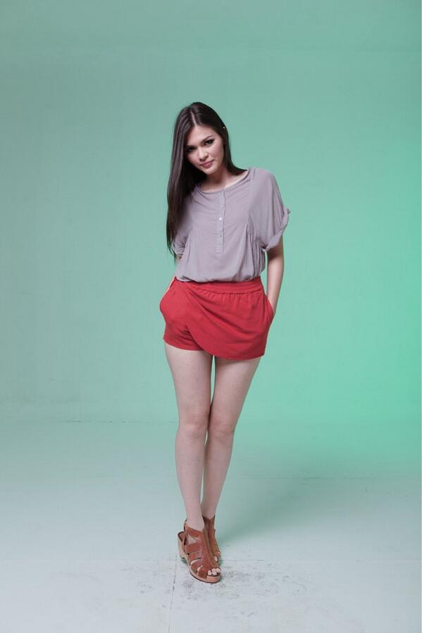 Have a great Thursday evening - Eveline short Sangria with Naia blouse Haze