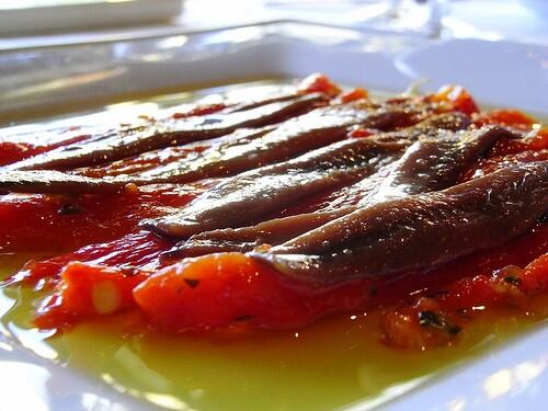 Os proponemos un aperitivo muy propio de nuestra tierruca, anchoas con pimientos,ideal antes de cualquier plato