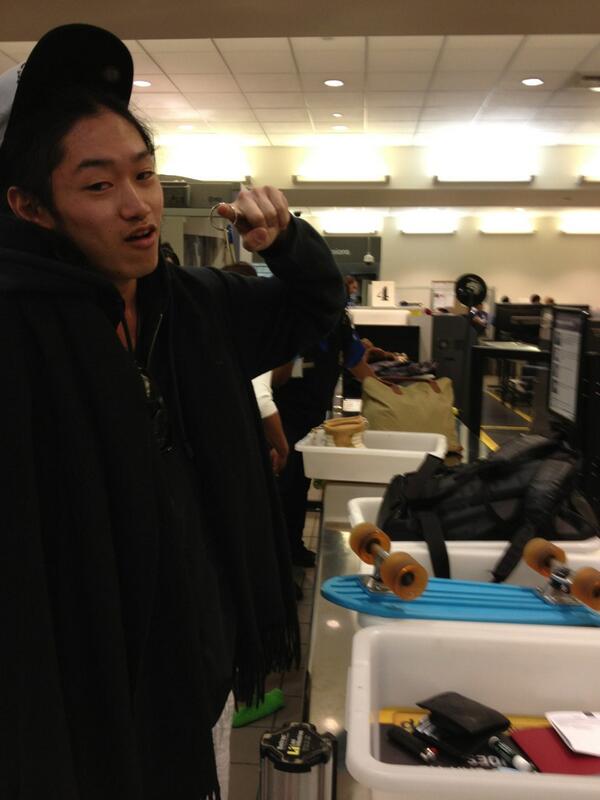 keeesuke10's tweet photo. サンタモニカで衝動買いしたglobeとともに検問へw泊まったホテルの鍵も今さら見つけてテンションおかしいロス空港午前5時。ベガスいくよーん。 http://t.co/ZCSxLxlWNx
