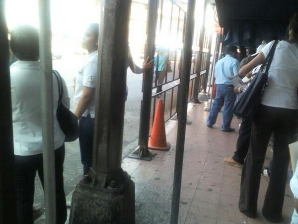Rafaec7's tweet photo. @tvnpanama las jaulas de la 5 de mayo “no son paradas provisionales http://t.co/Y8iYbimlLE