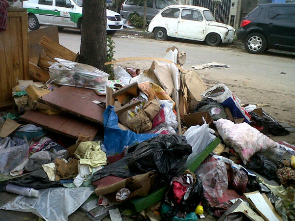 Barrio La Loma #LaPlata se necesitan camiones para sacar de las veredas lo que no sirve #INUNDACION <a href="/telefenoticias/">Telefe Noticias</a>