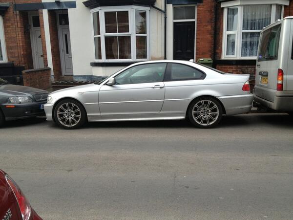 barmy_baz1's tweet image. Now that's how you park! Women take note lol. And rubbish drivers like @ryryfox 

#properdriver