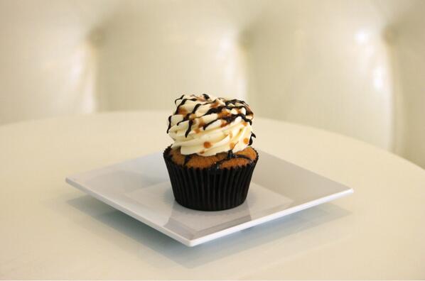 risecupcakes's tweet photo. Welcome Central Perk! A brown sugar Kalhua cake w/coffee buttercream, drizzled w/caramel &amp; chocolate! #risecupcakes http://t.co/1OszZGBl3Q