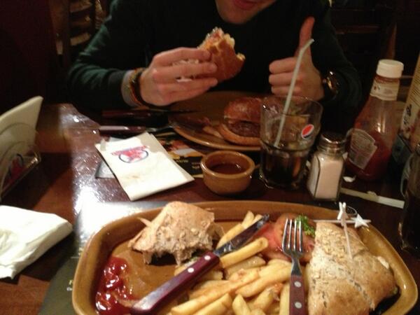 alex9corcoles's tweet photo. Fosters con @inesmataixbourn http://t.co/1ZGF9gO5xO