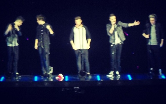 1Dfbpages's tweet photo. Los chicos hace unos momentos en el escenario -Liz http://t.co/NxDJF25Hw0