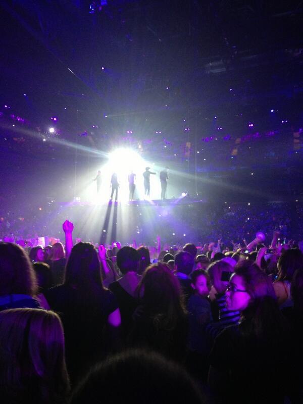 1Dfbpages's tweet photo. Los chicos sobre el escenario durante Moments -Liz http://t.co/uHKkIbzjcX