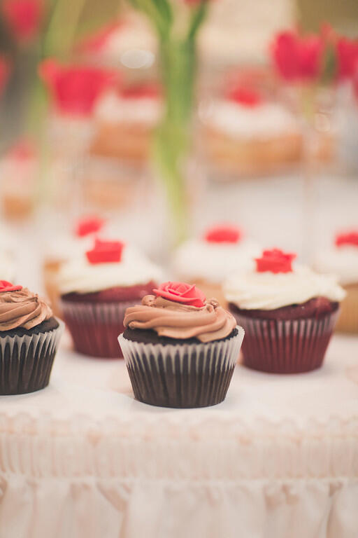 FamilyExpress's tweet photo. Dessert for a party this weekend? Grab 6 cupcakes for $1.99 with our mobile app this week! http://t.co/c4Vwnm5QSg http://t.co/wlnpSwqWFJ