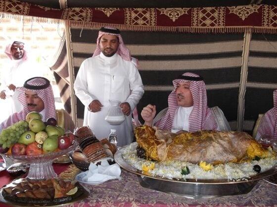 awazm's tweet photo. الامير بندر بن سعود ال سعود اثناء تناوله وجبة الغدا في ضيافة الشيخ رزيق بن زياد العازمي وابنائه بمحافظة عفيف اليوم http://t.co/lMTBQ2yfoF