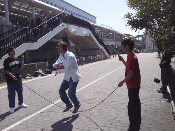 CampusGuide1's tweet image. 【神大入学式】ダブルダッチサークルの『DutchDay&apos;s』さんがパフォーマンスしながらビラを配っます！ #campusguide