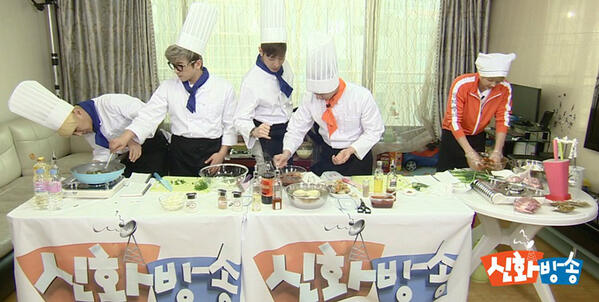 JTBC_SHINHWA's tweet photo. 일요일 저녁 7시35분! 스타의 어머니와의 대결에 앞서 정성가득 밥상을 받고 정말 말 그대로 먹방 '신화'를 쓴 멤버들. 과연...요리 실력은 어땠을까요?! [새로운 #신화방송 첫 게스트는 미르-고은아 가족] http://t.co/v8DLMPhYb2