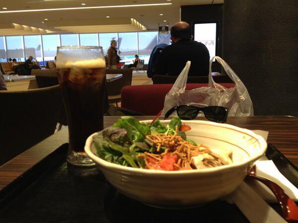 FatGrips's tweet photo. Now we're cooking with peanut oil! #jimbeamcoke #tokyoairport #makeitadouble @DBat1980 @Gears61 @mikehanna17 http://t.co/jiFylNx1HV