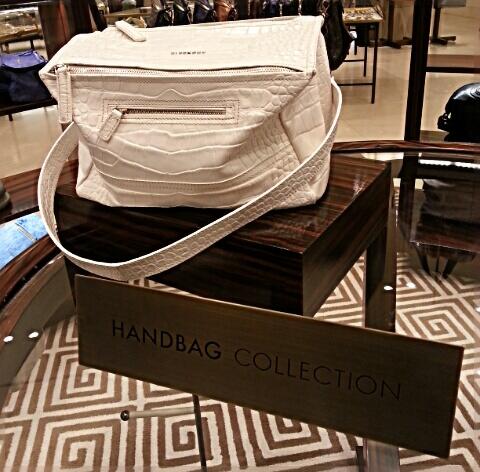 어둠컴컴 구름이 낀 날에는 이렇게 새하얀 핸드백을 코티해보는 건 어떠실지요! 흐린 날씨에 Givenchy 판도라 크로커스타일의 화이트 컬러 들면 기분전환 완료^^ 다만 비오면 안돼요!!