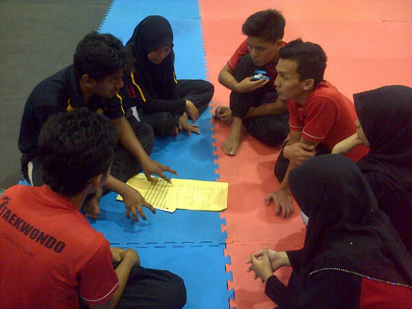 IIUMTKD's tweet photo. Briefing about the new rules by assistant coach :D http://t.co/dYibbM7L6D