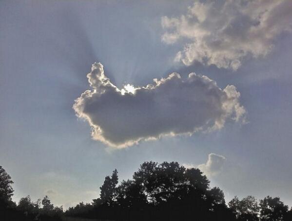 ZTKLofficial's tweet image. This is cool. #WellDone RT @davefmrocks I think Roger Ebert is giving us a sign. #RIP #MiddayLockdown