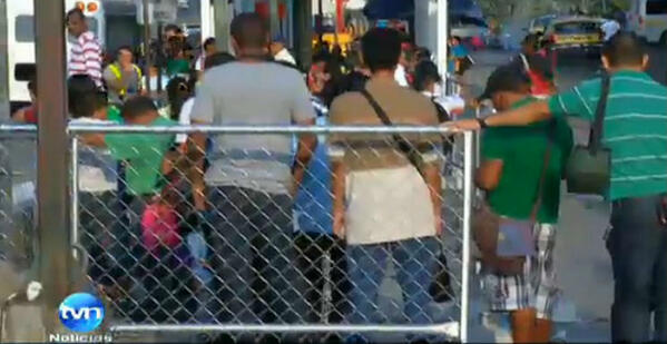 tvntrafico's tweet photo. Usuarios de Panamá Este se quejan que paradas del #MetroBus parecen corrales. Datos de @earosemenatv2 #Panama http://t.co/XQ6c6wnBPr