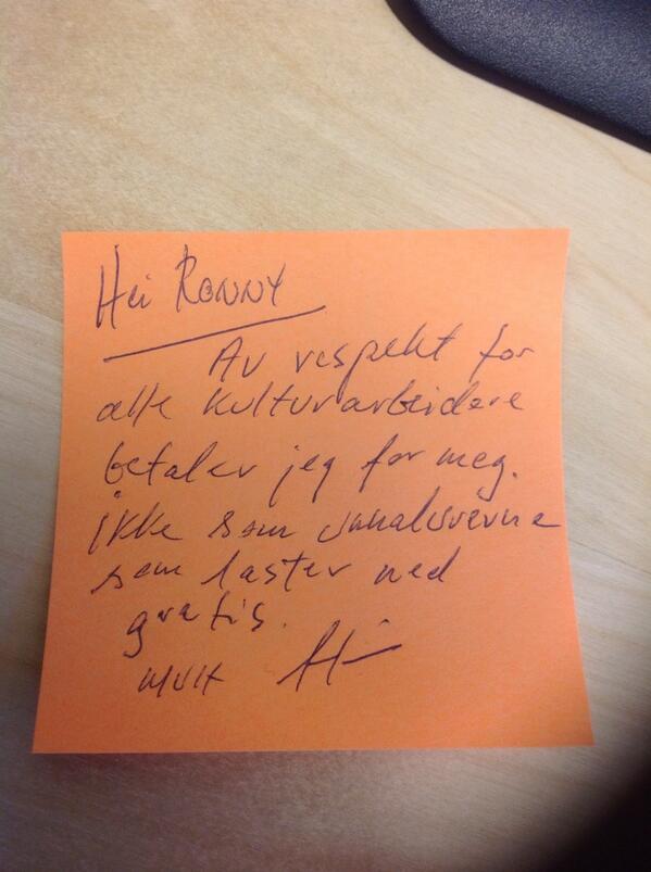 rokje's tweet image. Fin liten hilsen hilsen fra anonym antipirat på pulten på Fylkeshuset #stfk