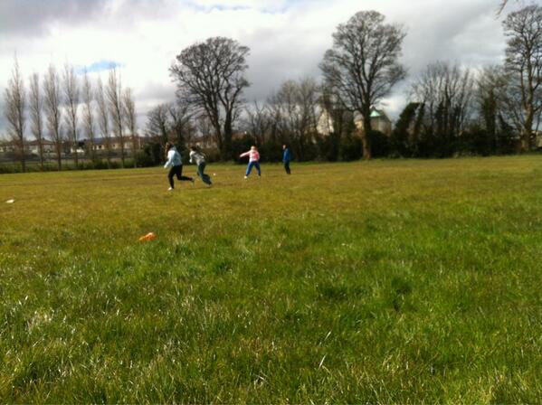 SaamDonohoe's tweet image. Playing football outside #6thyearproblems @SlaineFitz @FinnMcRedmond @kitkatcoyle @AlyceLeggett