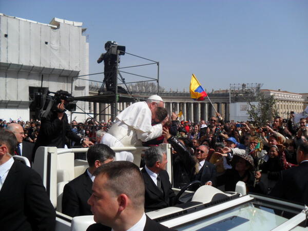 Maran4Marano's tweet photo. Il cuore immenso di @PapaFrancesco_ racchiuso in una foto @Pontifex @Avvenire_NEI http://t.co/yxjCdXAGgy