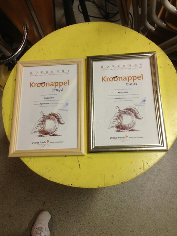 CDicksonCharles's tweet photo. Kroonappels
Oorkonde is binnen. Mudanthe is winnaar in Apeldoorn. Categorie Buurt en Jeugd.  Bedankt Apeldoorn http://t.co/9SoEEdLsJm
