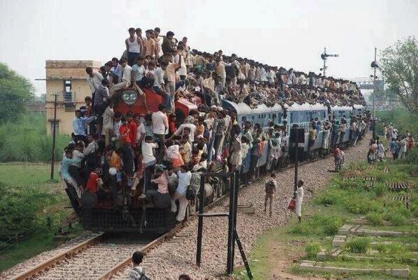 NaturPictures's tweet photo. Supongo que este es el último tren ... http://t.co/5WDBJMSCun