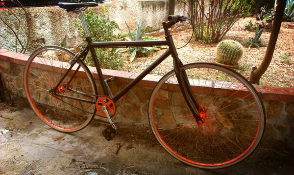 JOSEVALIENTE92's tweet photo. Habemus wils bike... Gracias @Alvaro_Gz http://t.co/F5XCugL77W