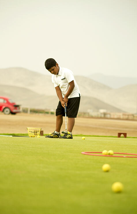 f_p_g's tweet photo. conozcan a Juan Cahuana, de la Escuela de Menores de San Bartolo, ahi la @f_p_g promueve #golfparatodos #golfperu http://t.co/BkHlUimQs5