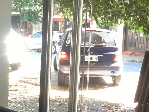 Subcapitan's tweet photo. Una brutita tratando de estacionar 90 grados donde se estaciona en paralelo http://t.co/iPeY1ZaLMN