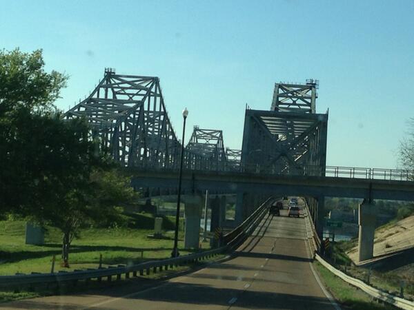 Griffin3976's tweet photo. Crossing the mighty Mississippi #thistlesailing http://t.co/KmNKcvc389