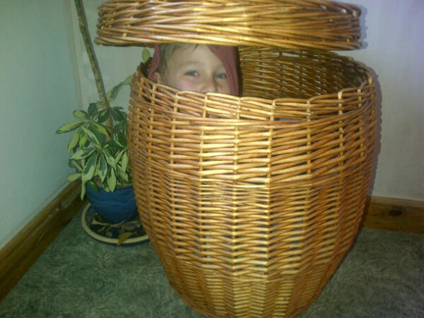 AndreaCooper74's tweet photo. Hayden scaring the shit outa me hiding in the linen basket. http://t.co/h0Vv2eSicx