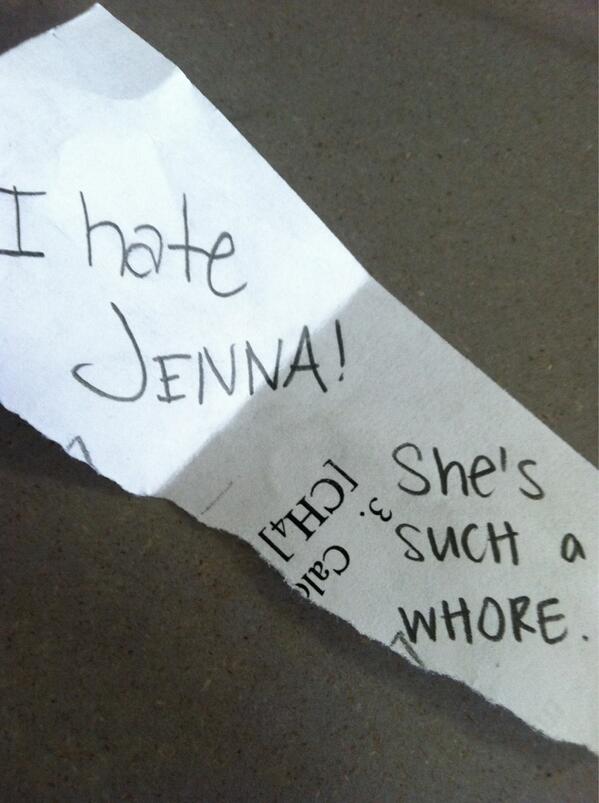 jwdinosaur's tweet image. I ❤ my friends. #notepassing #prechem #fml @BridgetKonwin @BengtsonBailey