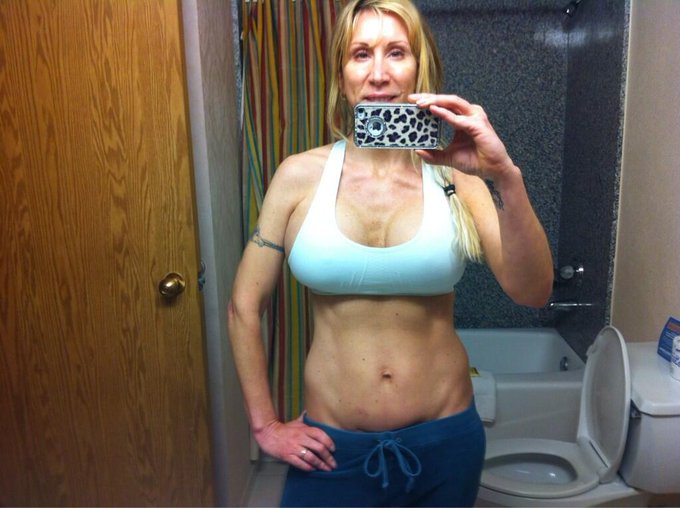 Damn look at my stomach http://t.co/7I5d34w915
