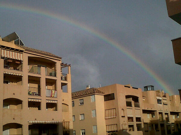AngieGC_98's tweet photo. Siempre de la lluvia sale una pequeña lucesita que te saca una sonrisa.. http://t.co/pX3jn79d0v