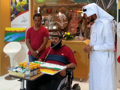 Lst_m3a8's tweet photo. عنده شلل رباعي، لكن معلم ناجح وحاز على جوائز عالمية ، يمارس هوايته المفضلة ، الرسم برأسه ، إنها الإرادة http://t.co/SmunHVjwm6