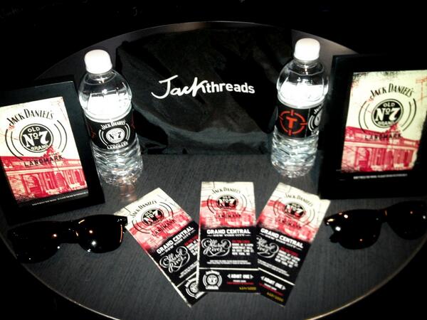 thejessicadowd's tweet photo. Holy crap! That was the longest line ever to get a #JackLIVE giftbag filled with @Thrillist + @JackThreads gear! http://t.co/SR8QHyFULk