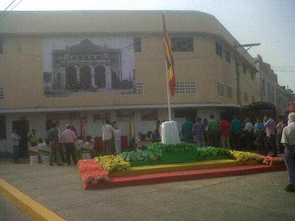 alcaldiabquilla's tweet photo. Plaza de la Cruz Vieja, lugar donde comenzó a poblarse Barranquilla #BAQ200años http://t.co/ufTge2VYf4