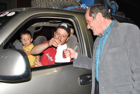 @Durango450mx y <a href="/jorgemijaresdgo/">Jorge Mijares</a> en apoyo con la Cruz roja, no dejes de coperar <a href="/SusaanRguezF/">Susaan Rguez Fdez.</a>