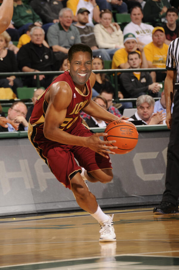 ThroughMyNikon's tweet image. Denzel Washington from St Claura #MasonMBB #mediaproblems @rsuanes @NOVAsOwnJP @jennykrashin @craigbisacre