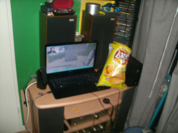 fulltimegamer55's tweet photo. @PMinecraftia lekker pm kijken chipie erbij http://t.co/mVMPnl50ky